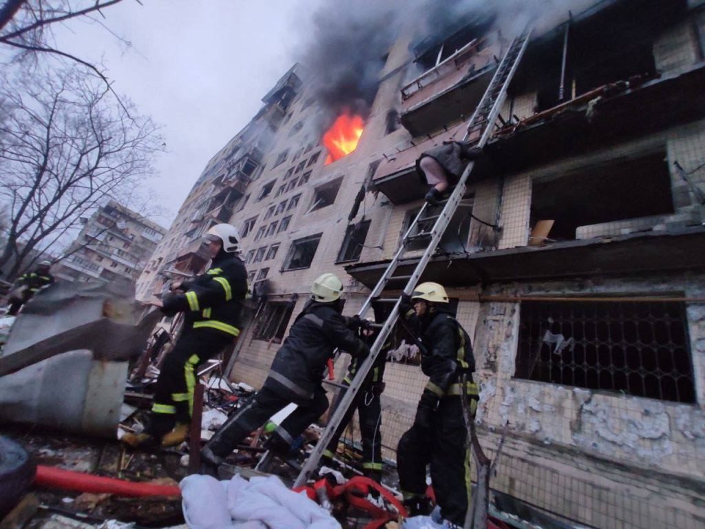 Pamje tronditëse nga sulmi në pallatin 9-katësh në Kiev FNyZ3AnXwAIU5V0