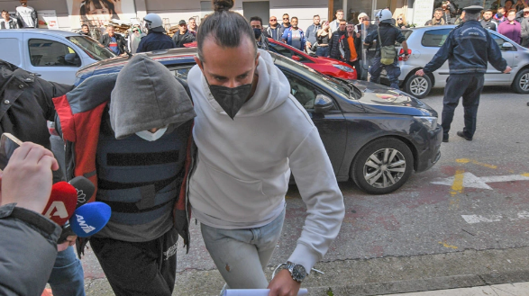 Autori i vrasjes së familjes shqiptare dëshmon në prokurori, dhjetëra qytetarë protestojnë të indinjuar Greqi