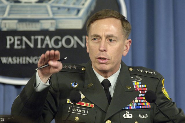 Ish-kreu i CIA-s jep zgjidhjen si mund të përfundojë lufta: Ukraina duhet t’i japë Rusisë me qira për 99 vjet, Krimenë Ish kreu i CIA s gjenerali David Petraeus