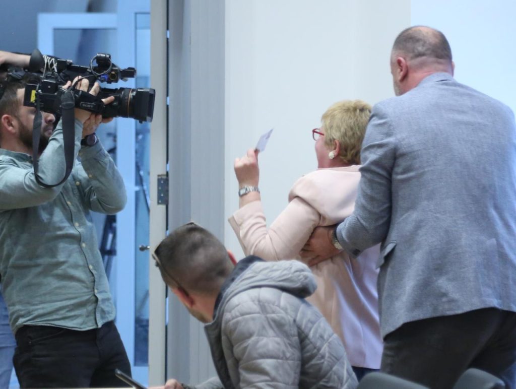 MIlitantja e Berishes prish konferencen e Enkelejd ALibeajt 1