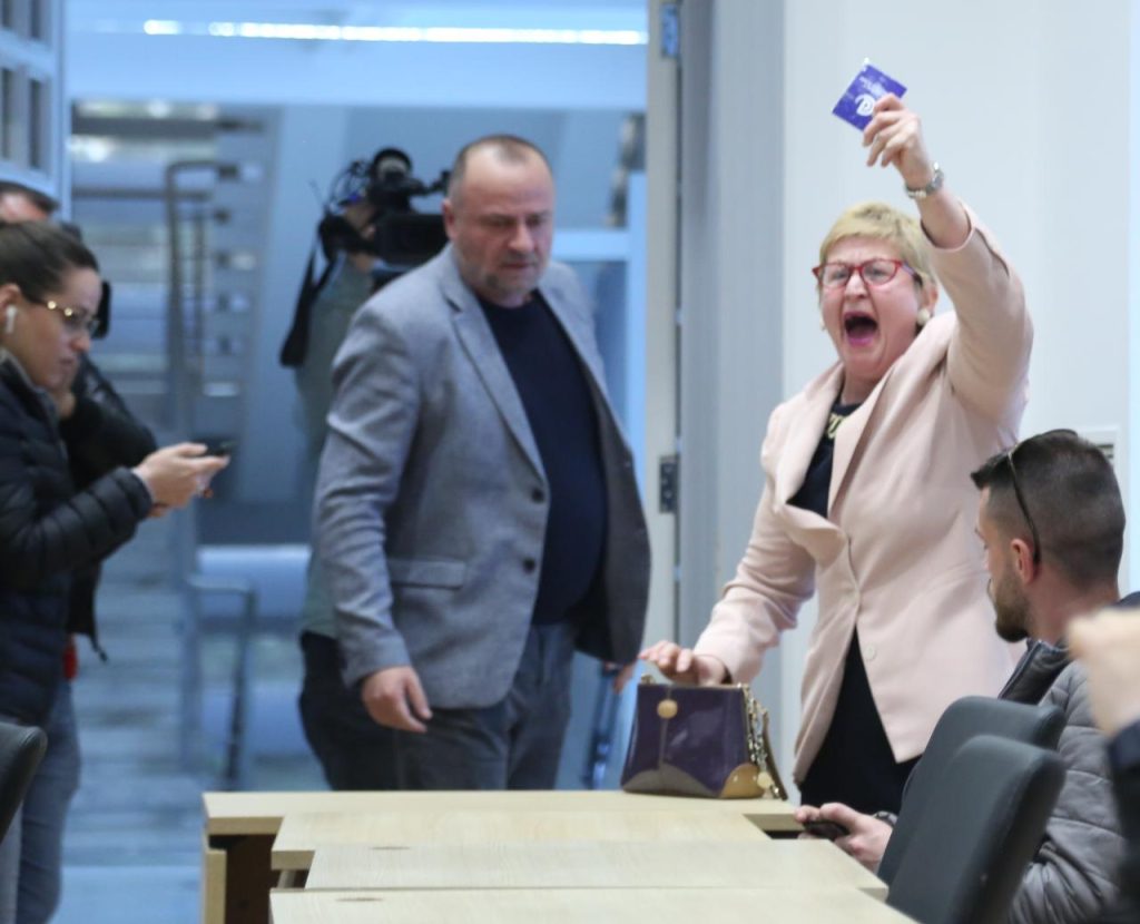 MIlitantja e Berishes prish konferencen e Enkelejd ALibeajt 5