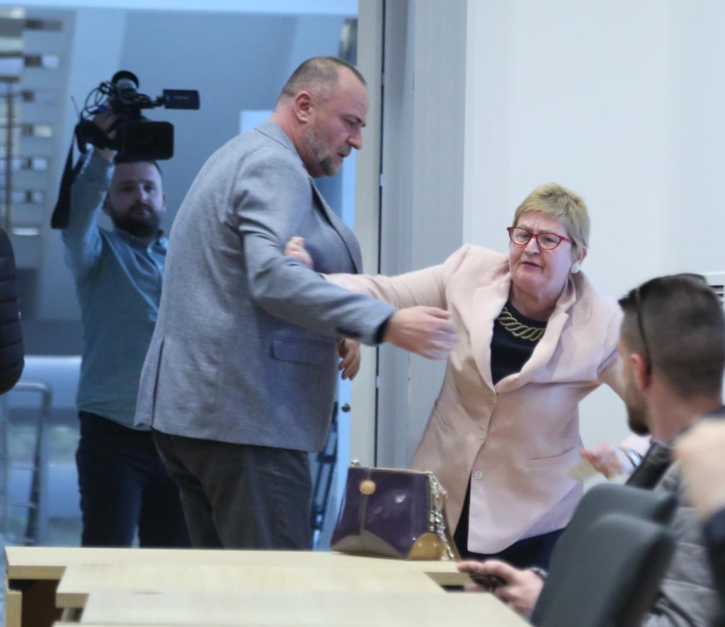 MIlitantja e Berishes prish konferencen e Enkelejd ALibeajt 6