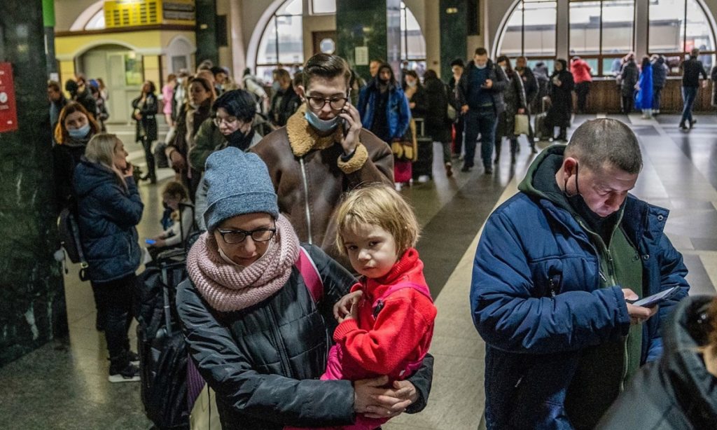 Pushtimi rus, UNHCR: Mbi 1.7 milion njerëz të larguar nga lufta në Ukrainë Massive flow of people leaving Ukraine