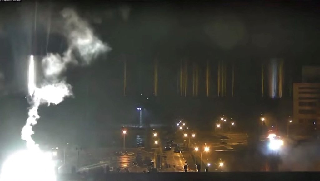 Video kur shpërthen zjarri në centralin e Ukrainës. Frika e një fatkeqësie ’10 herë më të madhe se Çernobili’ NINTCHDBPICT000716181217