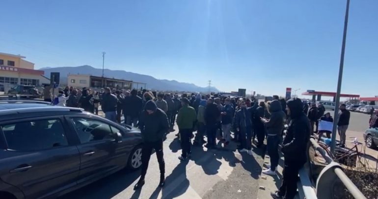 Lezhë/ Qytetarët në protestë për çmimet, bllokojnë kryqëzimin e Zejmenit Protesta lezhe 770x407 1