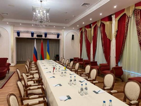 Shtyhet orari i raundit të tretë të bisedimeve mes Moskës dhe Kievit RUSI UKRAINE1 600x450 1