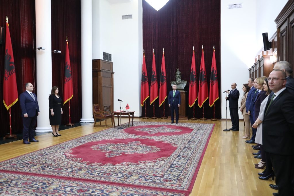Sandër Beci është anëtari më i ri i Gjykatës Kushtetuese, betohet para Presidentit Meta 4 Sander Beci Presidenti 1