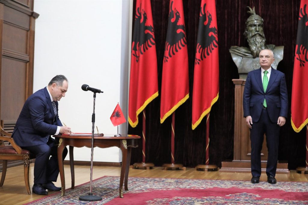 Sandër Beci është anëtari më i ri i Gjykatës Kushtetuese, betohet para Presidentit Meta 2 Sander Beci Presidenti 3
