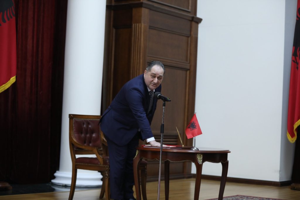 Sandër Beci është anëtari më i ri i Gjykatës Kushtetuese, betohet para Presidentit Meta 3 Sander Beci Presidenti 4