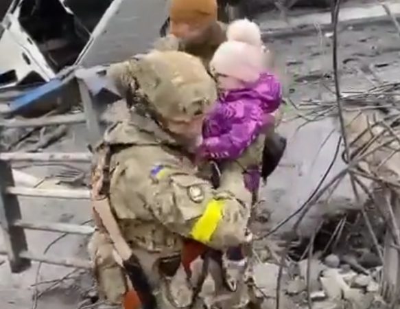 VIDEO/ Ushtarët ukrainas shpëtojnë 400 gra në Irpen, momenti kur një vogëlushe nxirret nga rrënojat Screenshot 17 583x450 1