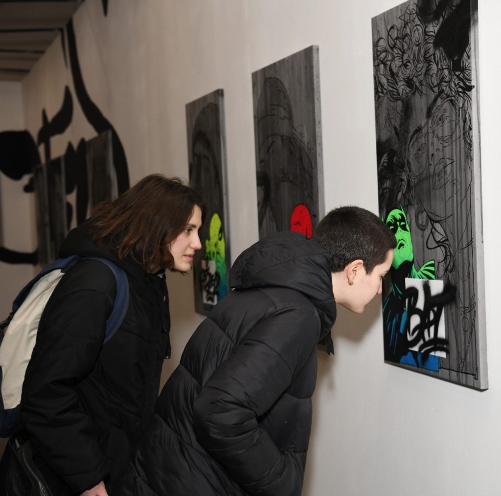 “Tirana, Kryeqytet Evropian i Rinisë 2022”; Hapet ekspozita unike “Ne jemi heronjtë tanë” në Muzeun Kombëtar 2 Street Art 2