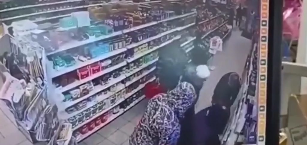 Video/ Rusët mësyjnë në supermarkete, luftë edhe për ushqime Untitled 10