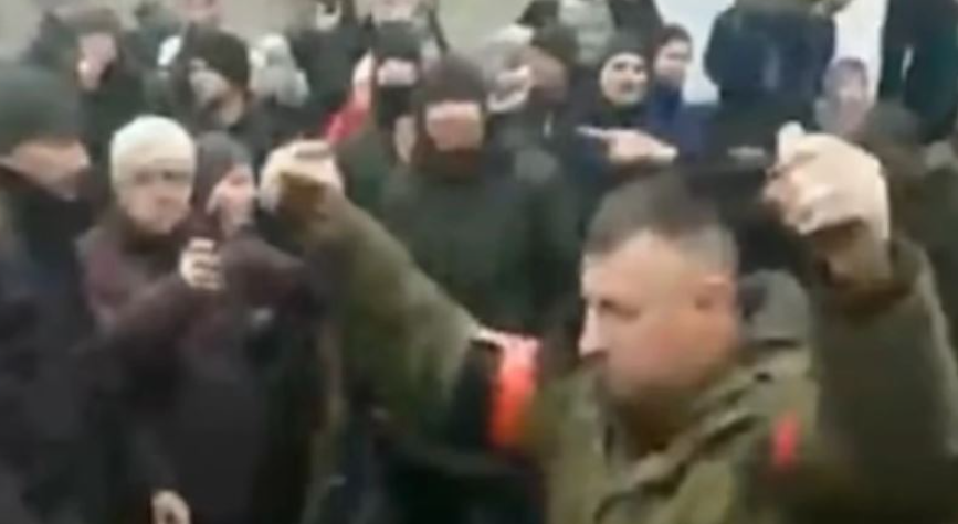 E frikshme/ Ushtari rus me granata në duar u kërkon ukrainasve të dorëzohen Untitled 10