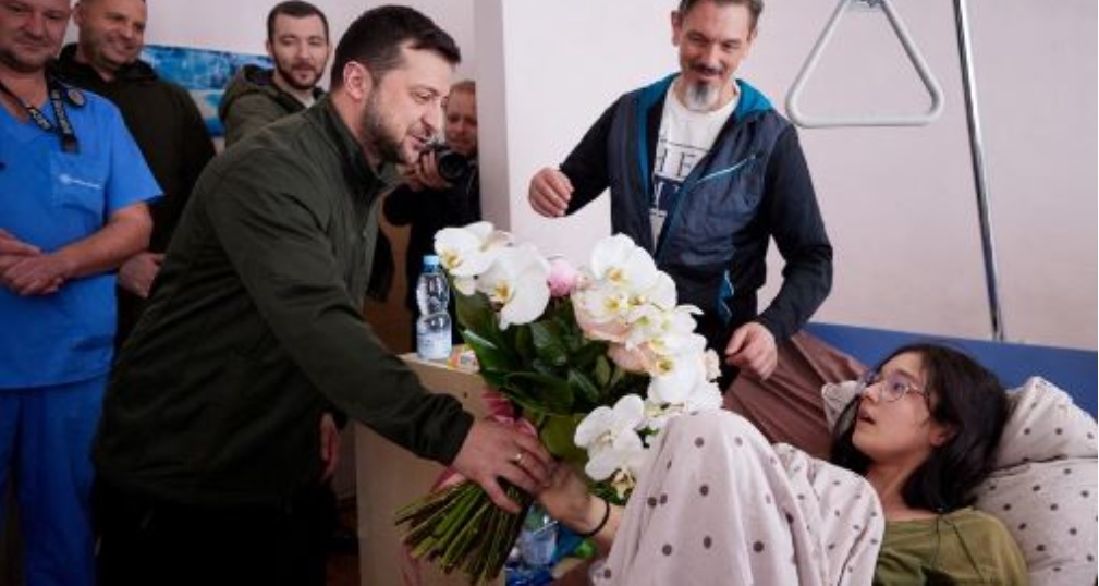 Foto/ Presidenti Zelenskyy viziton në spital ukrainasit e plagosur 1 Untitled 14