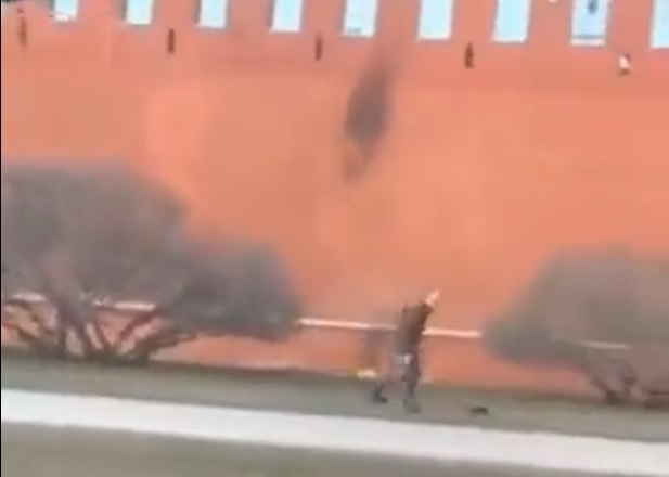 Video/ Momenti kur rusi bën veprimin e guximshëm, hedh koktej molotovi në muret e Kremlinit Untitled 22