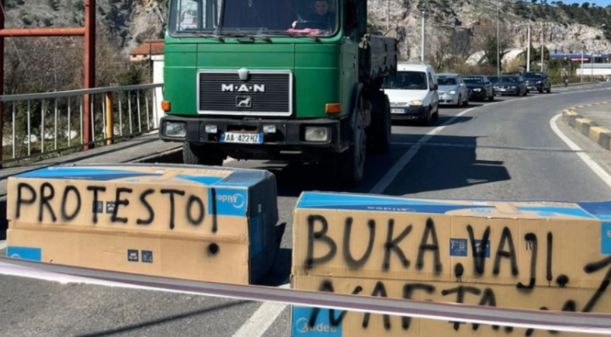 Rritja e çmimeve/ Nisin protestat në Shkodër Untitled 24