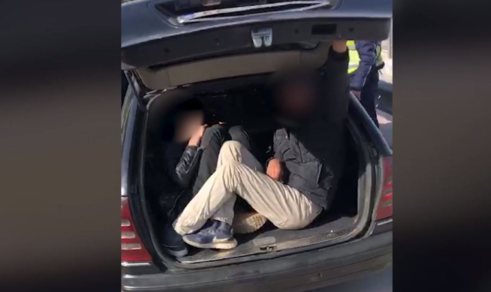 Në bagazhin e makinës, si po trafikoheshin 5 emigrantët në Korçë Untitled 56