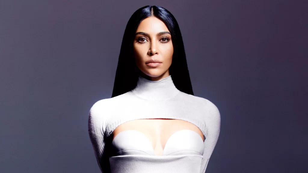Kim Kardashian heq edhe mbiemrin e ish-bashkëshortit nga rrjetet sociale VO0322 CoverStory 03