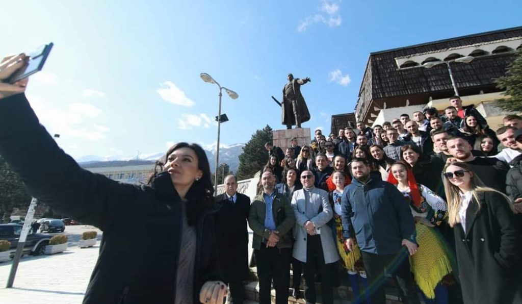 “Zemra mal”/ Ministrja Spiropali takim me të rinjtë e Tropojës, publikon foton e veçantë WhatsApp Image 2022 03 03 at 3.57.49 PM