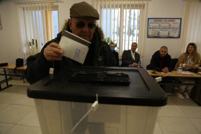 VOA: Zgjedhje për 6 bashki në Shqipëri, pjesëmarrje e ulët WhatsApp Image 2022 03 06 at 11.34.02 AM 675x450 1