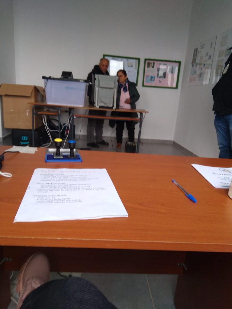 Imazhe/ Votim familjar në 2 qendra votimi në Vorë 5 WhatsApp Image 2022 03 06 at 11.38.51
