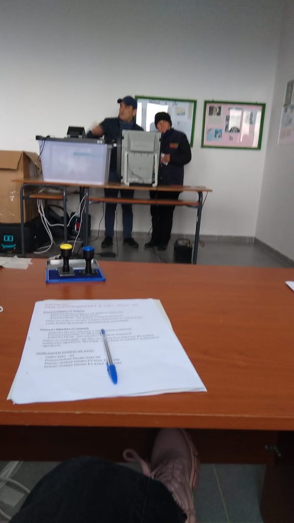 Imazhe/ Votim familjar në 2 qendra votimi në Vorë 3 WhatsApp Image 2022 03 06 at 11.38.52