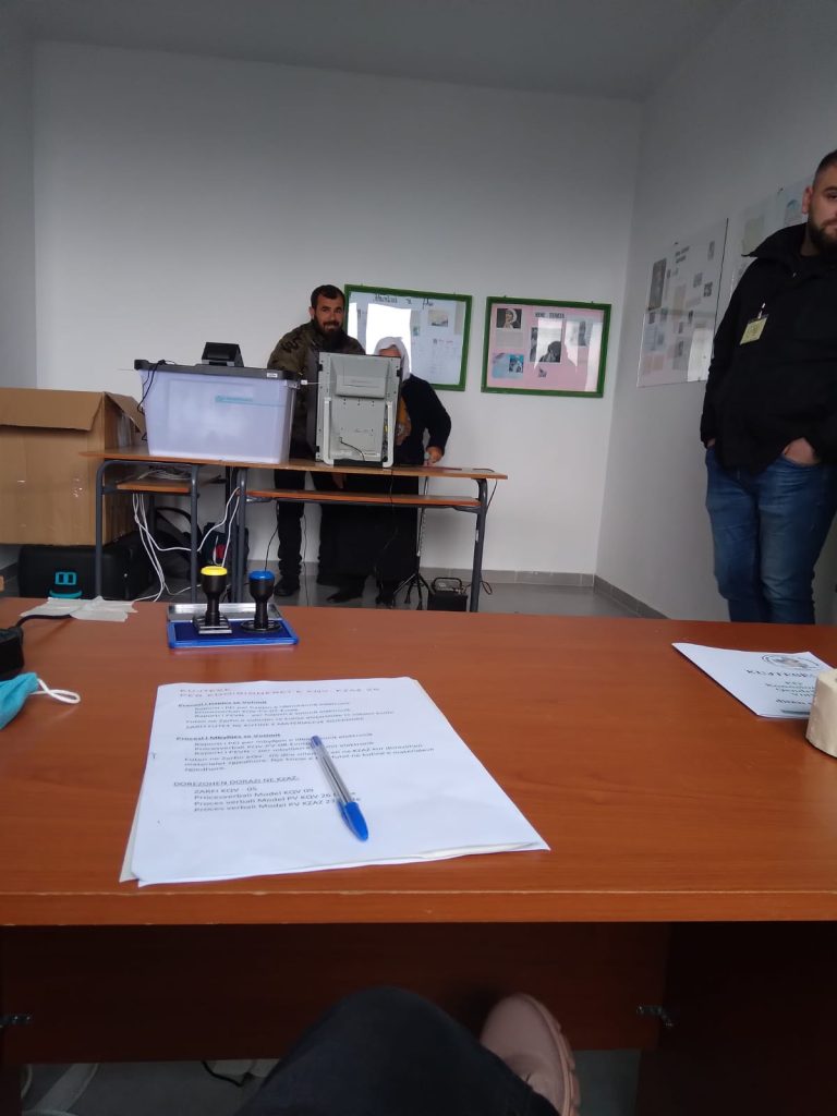 Imazhe/ Votim familjar në 2 qendra votimi në Vorë 2 WhatsApp Image 2022 03 06 at 11.38.53