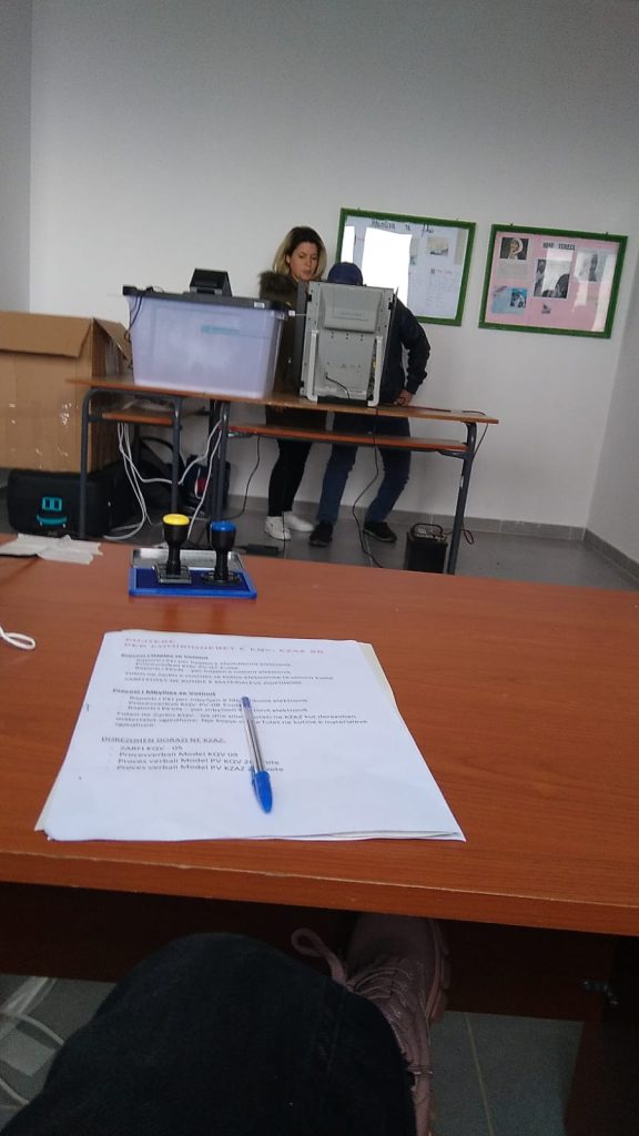 Imazhe/ Votim familjar në 2 qendra votimi në Vorë 1 WhatsApp Image 2022 03 06 at 11.38.54