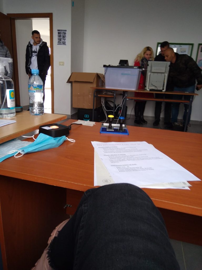 Imazhe/ Votim familjar në 2 qendra votimi në Vorë WhatsApp Image 2022 03 06 at 11.48.01 1