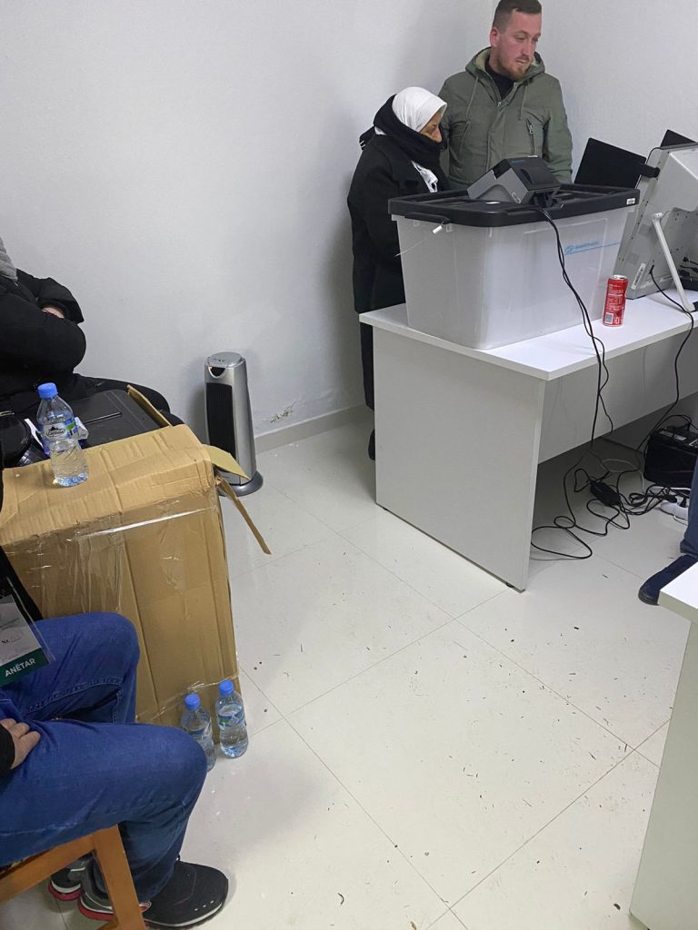 Imazhe/ Votim familjar në 2 qendra votimi në Vorë 8 WhatsApp Image 2022 03 06 at 15.43.40