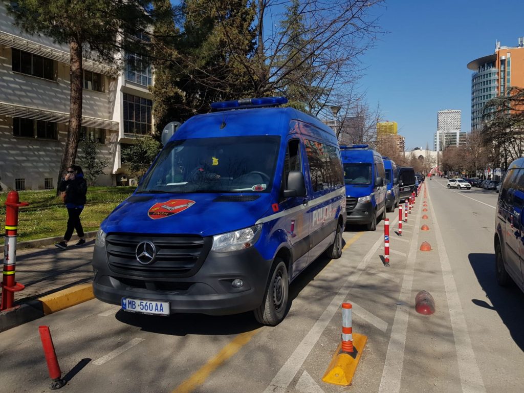 Nisin protestat, policia rrethon godinën e Kryeministrisë (Foto) WhatsApp Image 2022 03 12 at 10.49.02 1