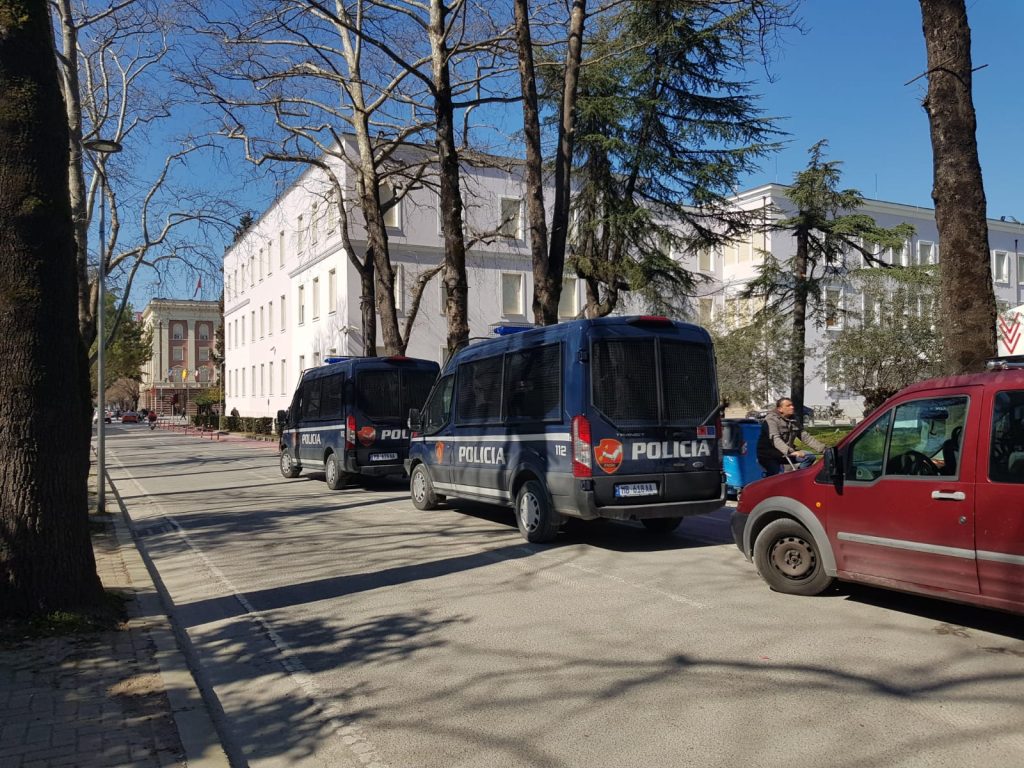 Nisin protestat, policia rrethon godinën e Kryeministrisë (Foto) 3 WhatsApp Image 2022 03 12 at 10.49.02