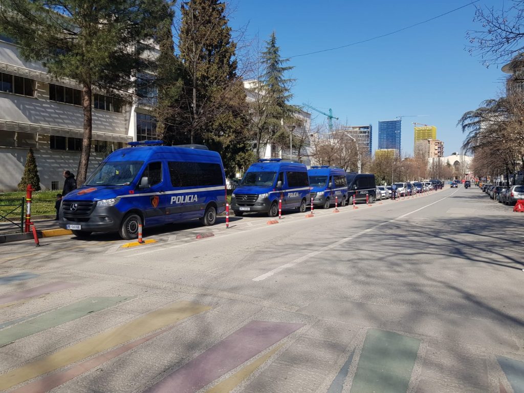 Nisin protestat, policia rrethon godinën e Kryeministrisë (Foto) 1 WhatsApp Image 2022 03 12 at 10.49.02 2