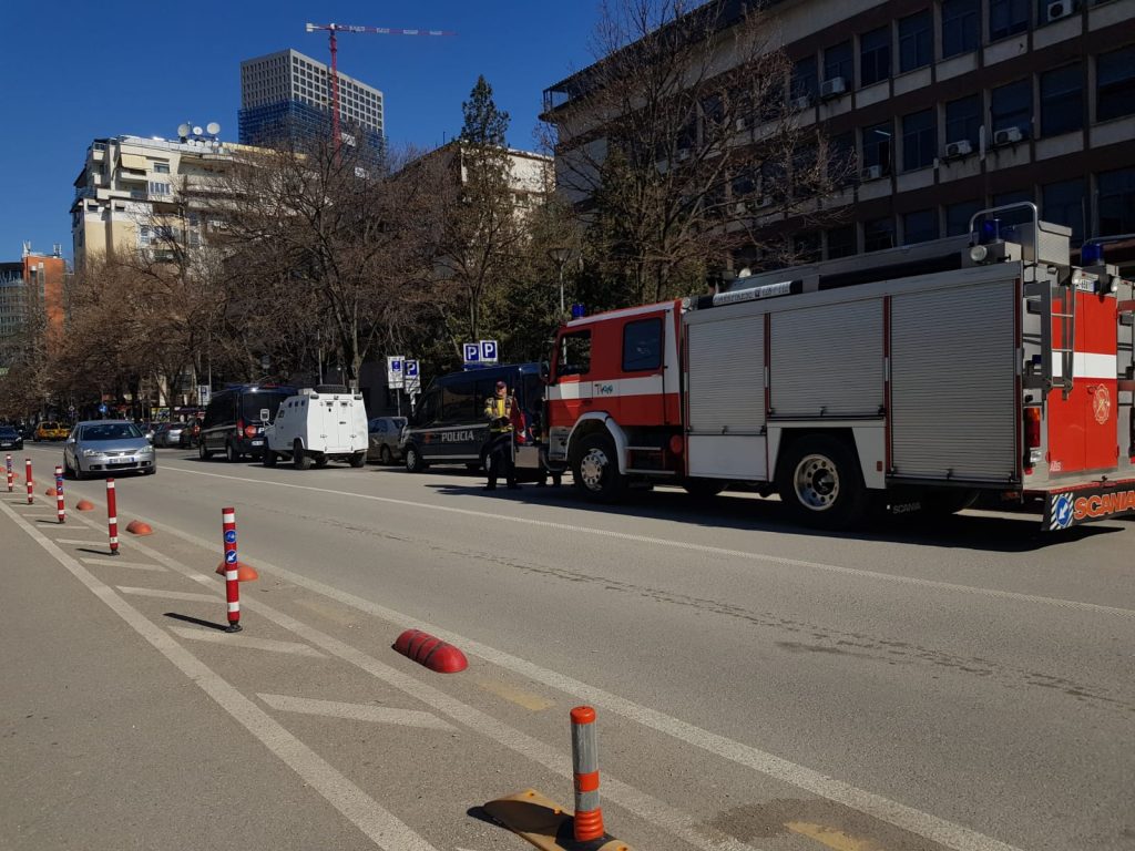 Nisin protestat, policia rrethon godinën e Kryeministrisë (Foto) 2 WhatsApp Image 2022 03 12 at 10.49.03