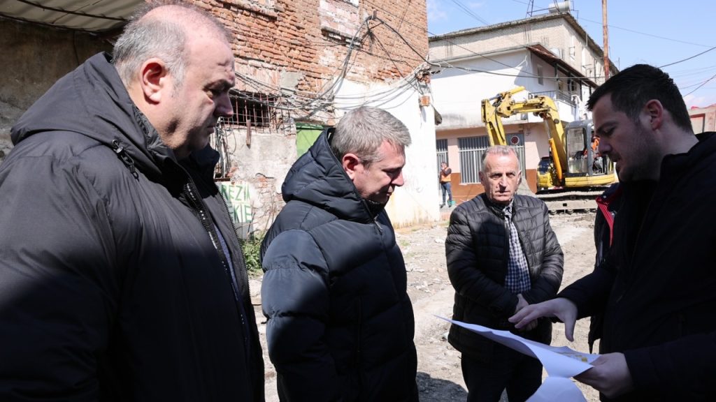 Transformohen blloqet e banimit në lagjen Nr 2 në Cërrik, Gjiknuri: Ogur i mire, investimet po shtrihen përtej qendrës WhatsApp Image 2022 03 12 at 12.09.28 PM