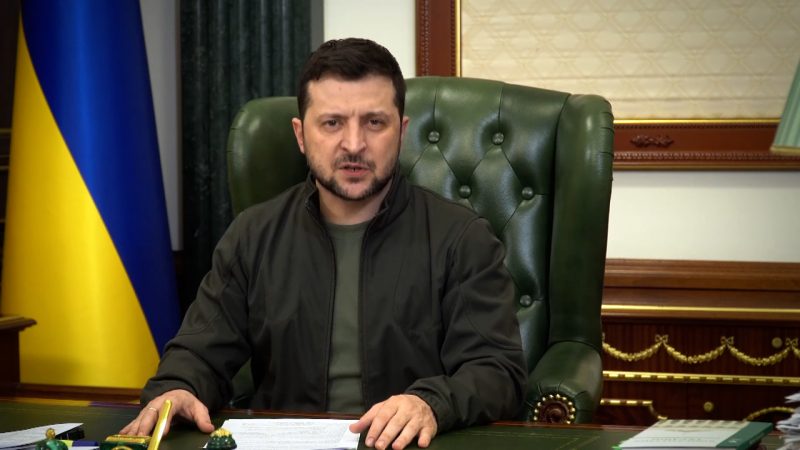 Kufizohet shpërndarja e informacioneve për ushtrinë, Zelenskyy miraton ligjin Zelenskyy in his office 800x450 1