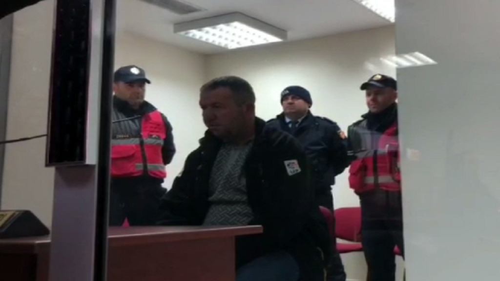Vrau nuse e vjehrrë në Devoll, Gjykata lë në burg 36-vjeçarin, ja çfarë tha autori në gjyq ali zili