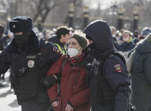 Rusi, numër i lartë arrestimesh për protestat kundër luftës në Ukrainë 4 arestime