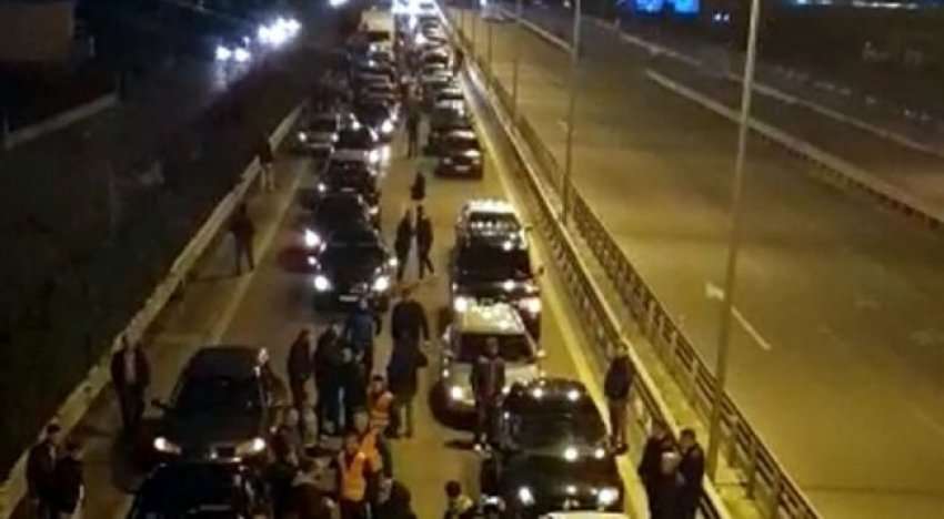 Laç, protestuesit “zaptojnë” autostradën auto bllokim 800x450 650x3581544464415 1