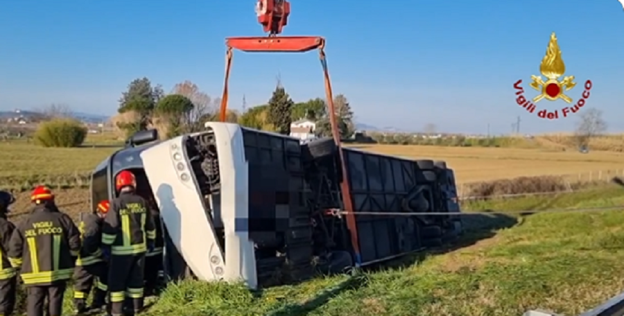 VIDEO/ Përmbyset në Itali autobusi që transportonte refugjatë nga Ukraina autobus