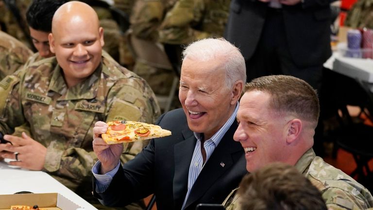 Pica, shaka dhe selfie me ushtarët amerikanë, publikohen pamjet e Biden në Poloni biden pica