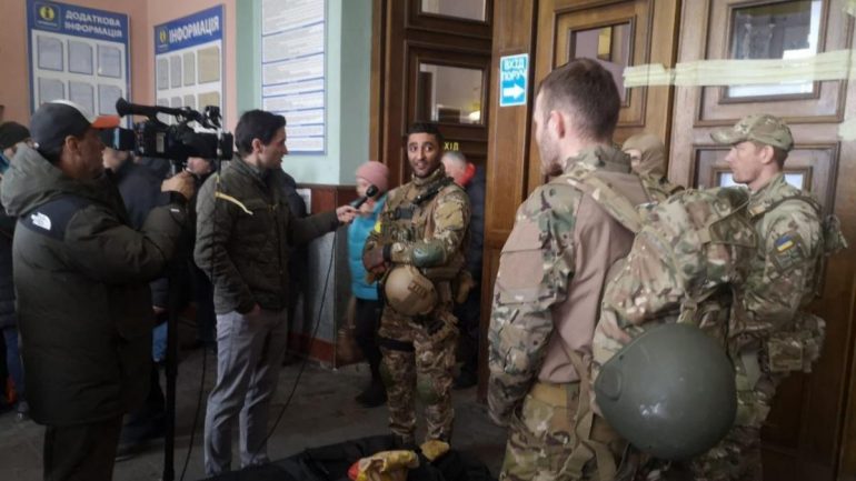 Britanikët i përgjigjen thirrjes së Zelenskyt, 4 ish-marinsa nisen drejt Ukrainës brtiania 770x433 1