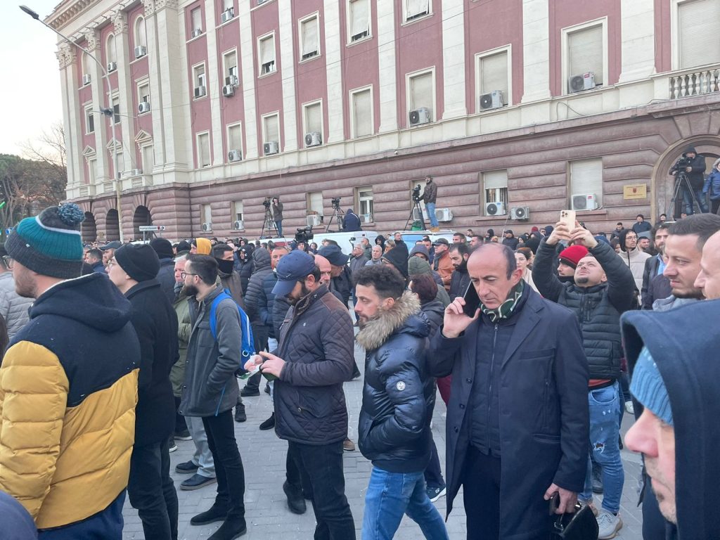 Protestës para Kryeministrisë i bashkohen sërish deputetët e PD-së dash sula