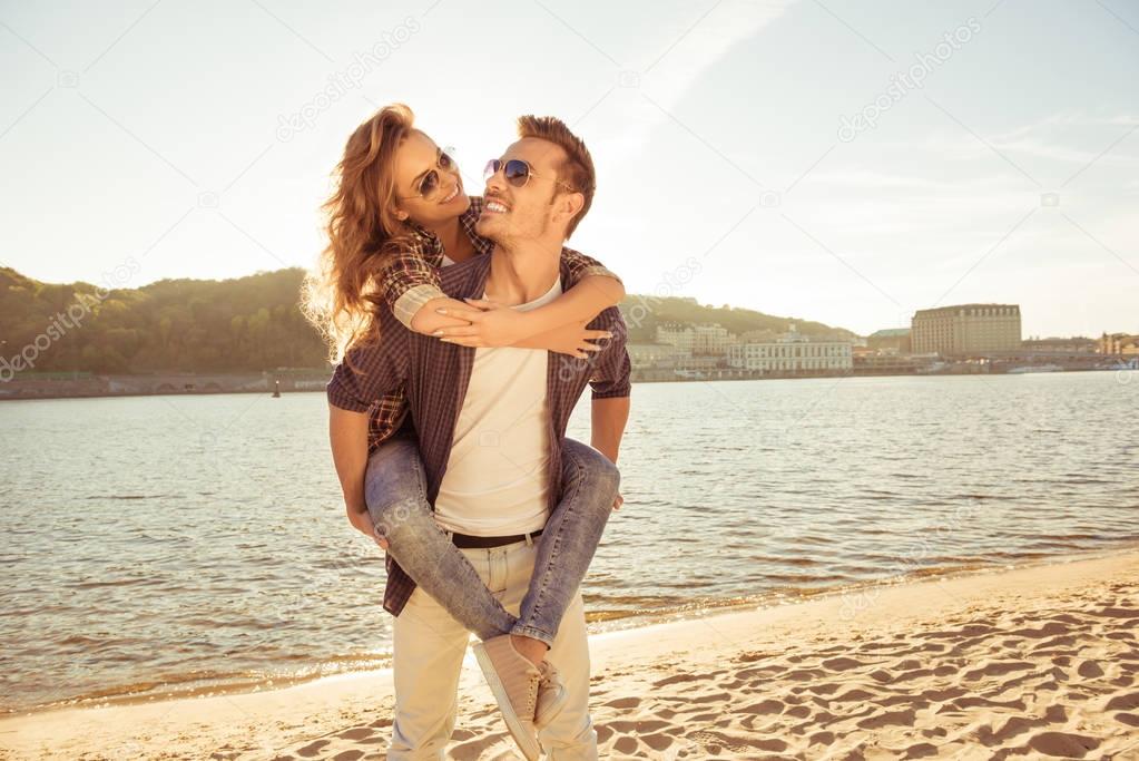 Çiftet më të lumtura i krijojnë këto 4 kombinime të shenjave të Horoskopit depositphotos 129233466 stock photo portrait of two happy lovers