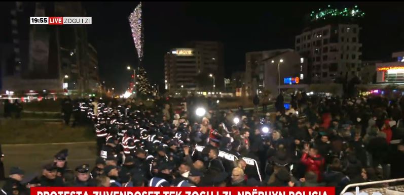 Qytetarët shtrihen në tokë, bllokojnë qarkullimin te Zogu i Zi. Ndërhyn FNSH (VIDEO) dfdfdfdfdfdf