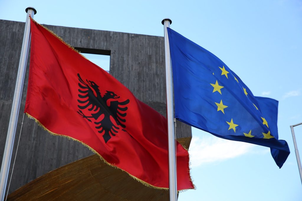 Blinken mbështet anëtarësimin e Shqipërisë dhe të Ballkanit Perëndimor në BE flags 2784506 1280