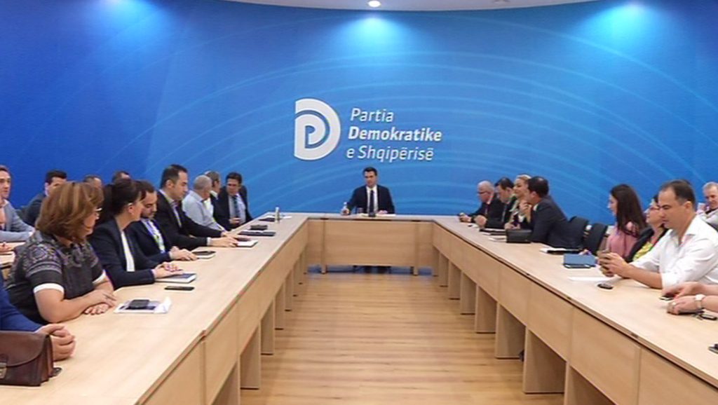 Basha s’jep dorëheqjen, deputetët e PD kanë 2 skenare për rrëzimin e tij grupi i pd