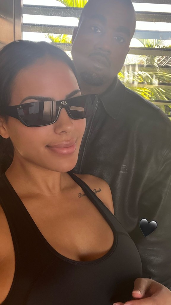 Identike me Kim Kardashian, ja vajza që është në një lidhje me Kanye West 1 kanye west posts chaney jones 0504