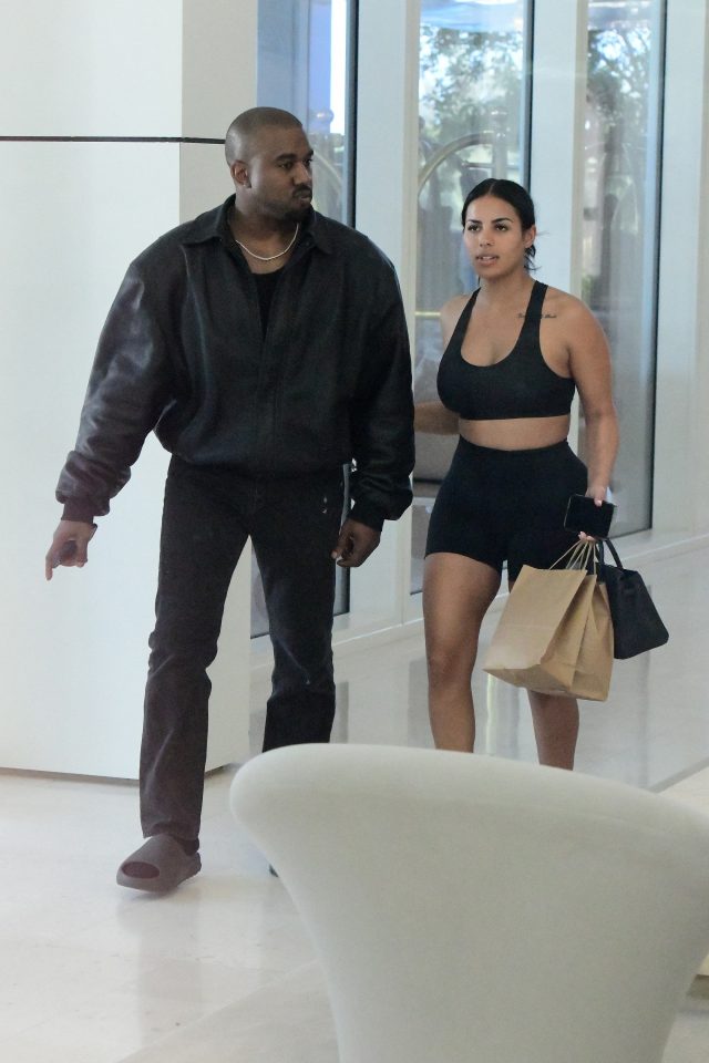Identike me Kim Kardashian, ja vajza që është në një lidhje me Kanye West 2 kanye west posts chaney jones 0506 640x960 1