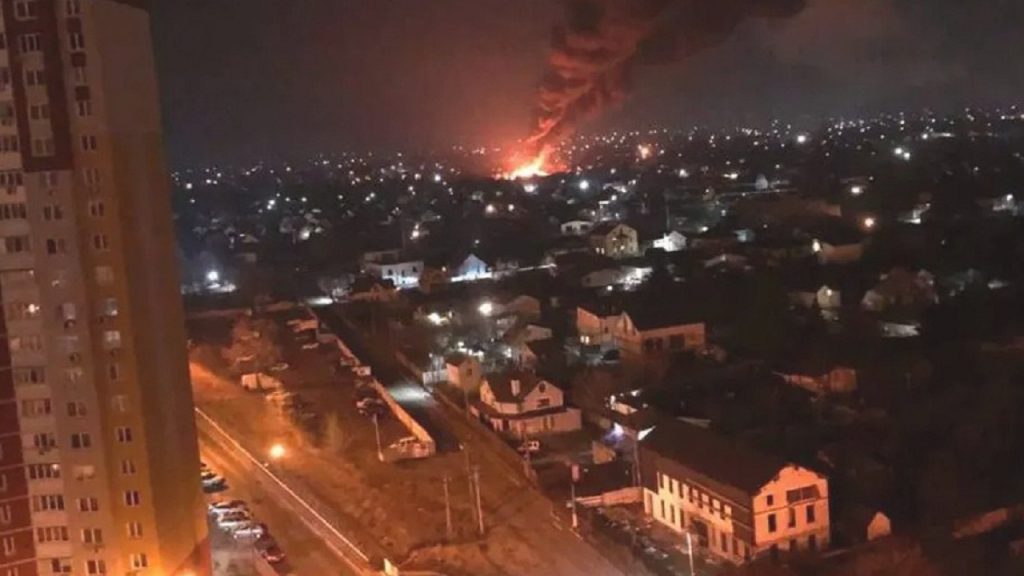 Nisin sërish bombardimet në Kiev, dëgjohen shpërthime të fuqishme. Pamjet live kiev